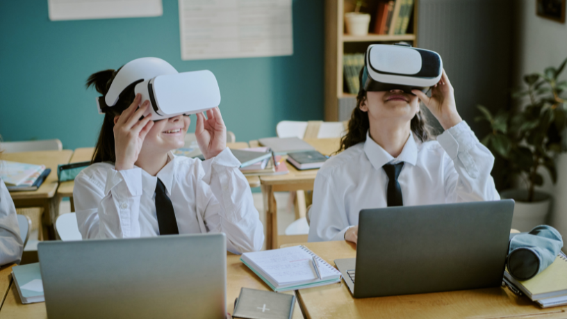 Descubra como os copilotos de IA podem transformar o trabalho de professores e gestores com a visão estratégica de Sérgio Bento De Araújo.