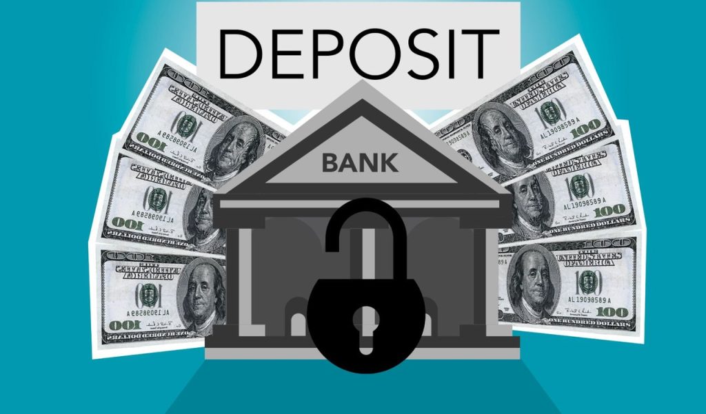 Ilustração de um cadeado sobre um banco de papelão, com cédulas de dólar sob a inscrição “Deposit”, em fundo azul.