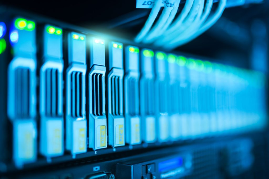 Observatório Nacional recebe R$ 8 milhões para criar centro de inteligência artificial em astronomia e geofísica Rack de servidores com luzes acesas em um moderno centro de processamento de dados.