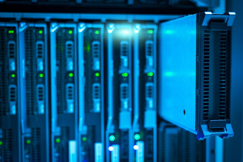 Detalhe de um rack de servidores em um data center moderno.