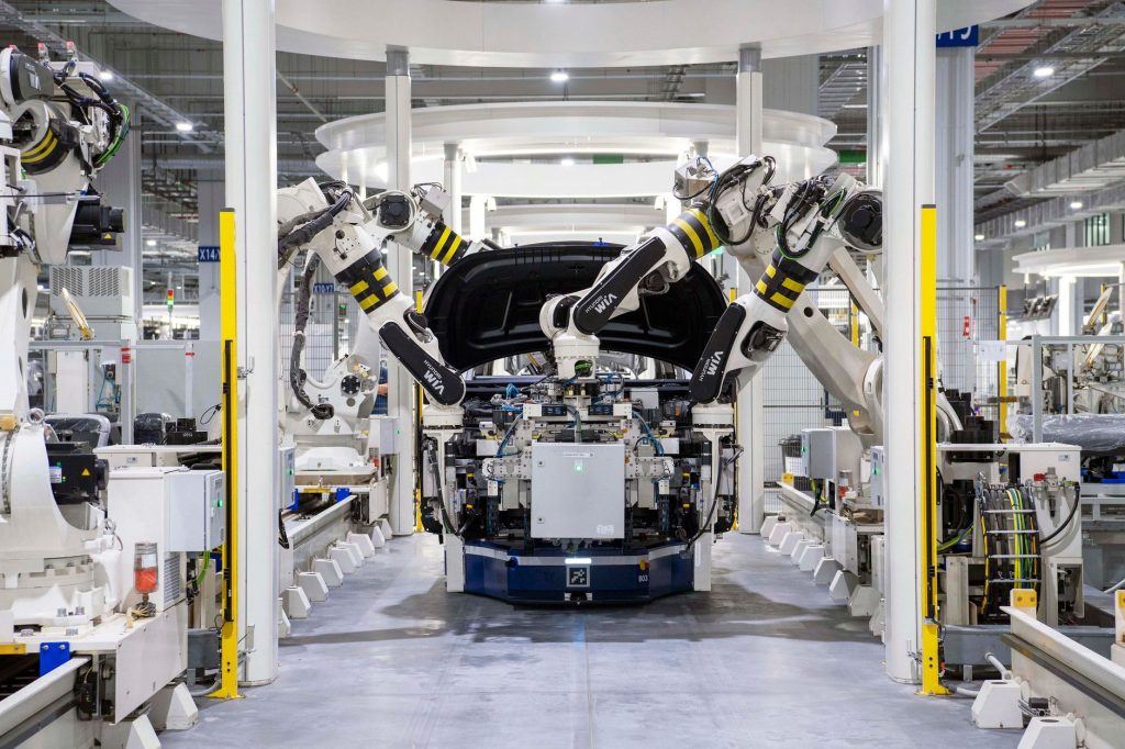 Robôs industriais automatizam a montagem de um automóvel em uma fábrica moderna